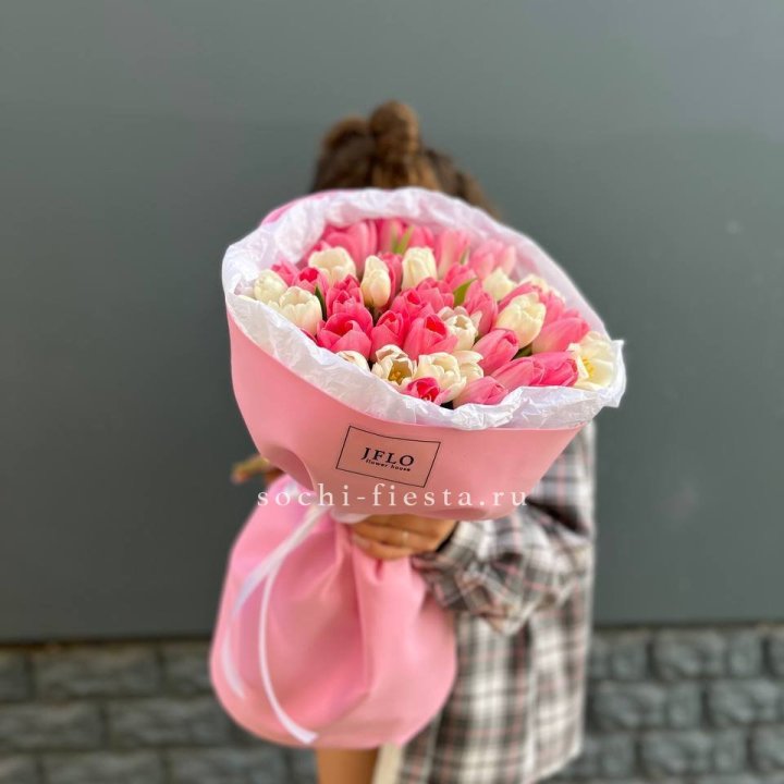 51 бело-розовый тюльпан в Саранске