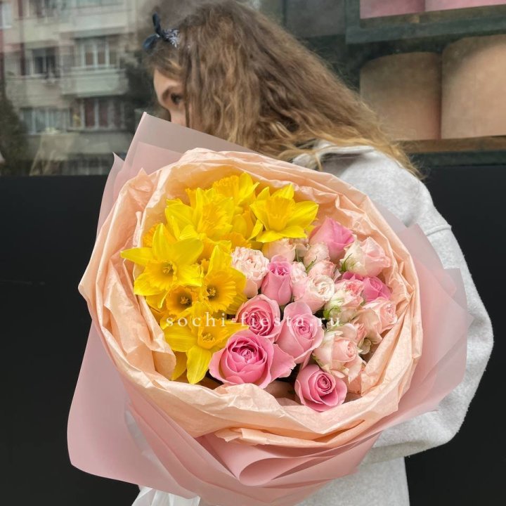Букет роз и нарциссов в Саранске