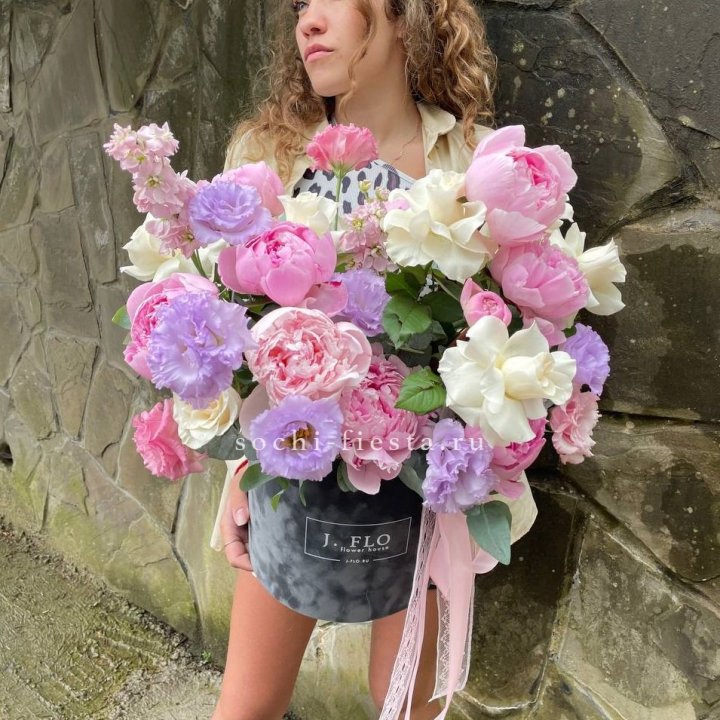 Дизайнерский цилиндр с пионами в Саранске