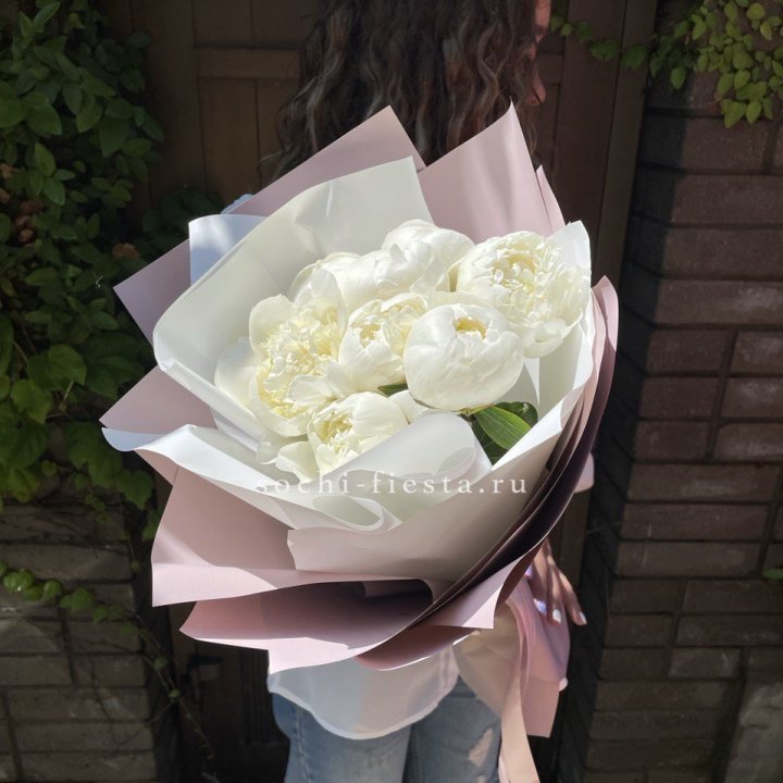 9 белоснежных пионов в Саранске