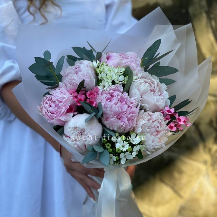 7 зефирных пионов с эвкалиптом в Саранске