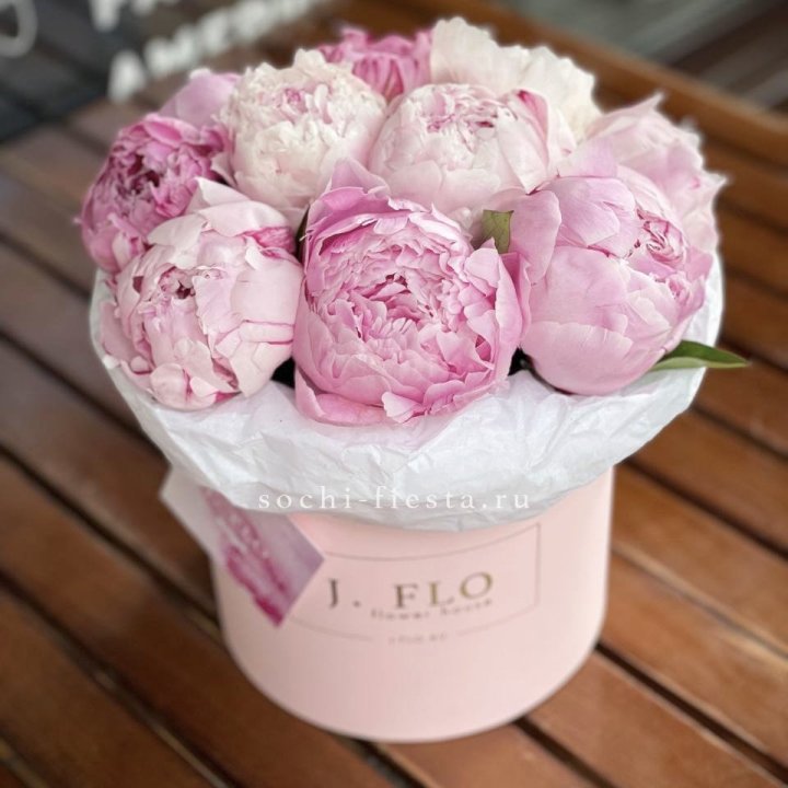 Цилиндр с пионами "Лилу" в Саранске