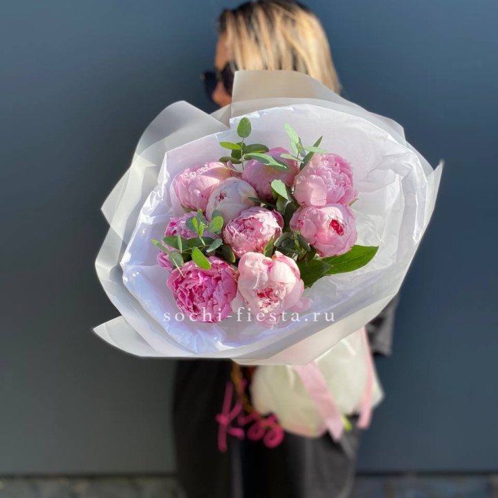 9 пионов с эвкалиптом в Саранске