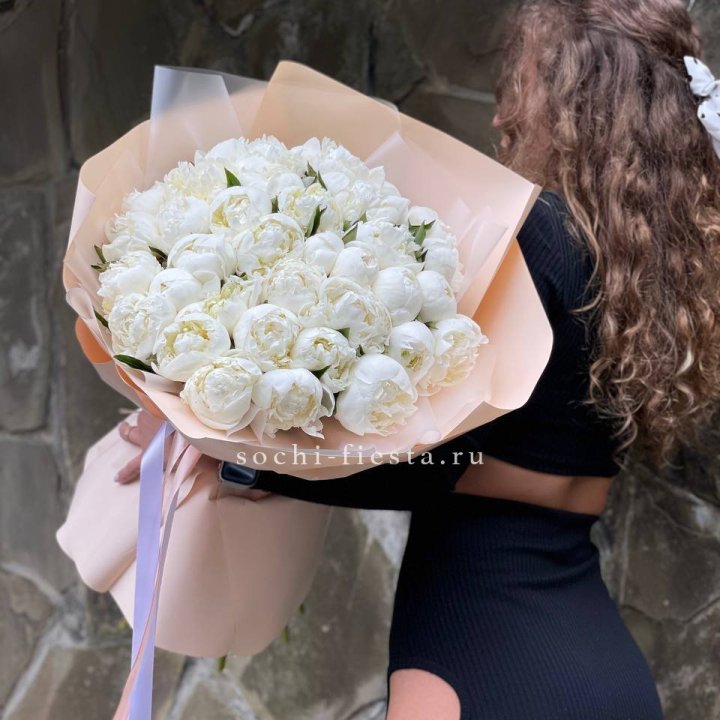 35 белых пион в Саранске