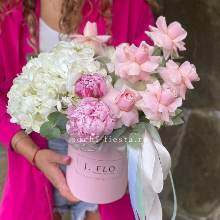 Цилиндр с пионами "Алисия" в Саранске