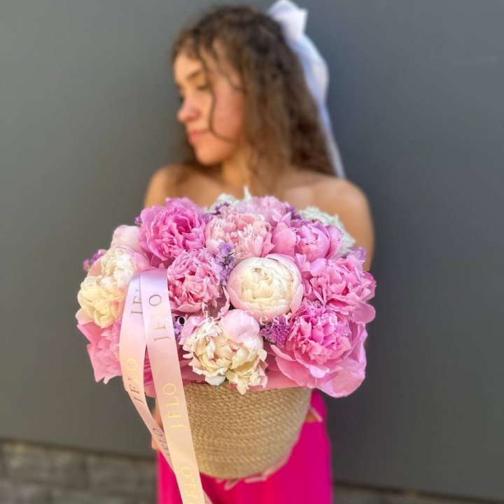 15 пионов в джутовом кашпо в Саранске