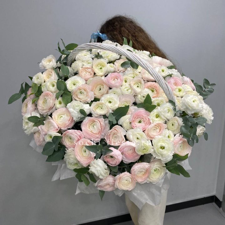 Ранункулюсы в корзине в Саранске