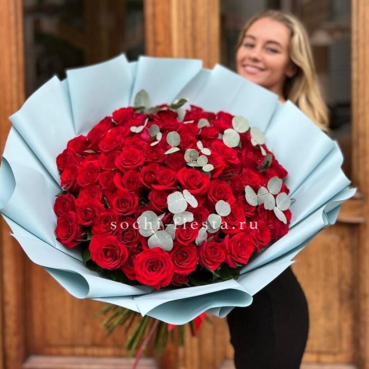 101 красная роза с эвкалиптом в Саранске