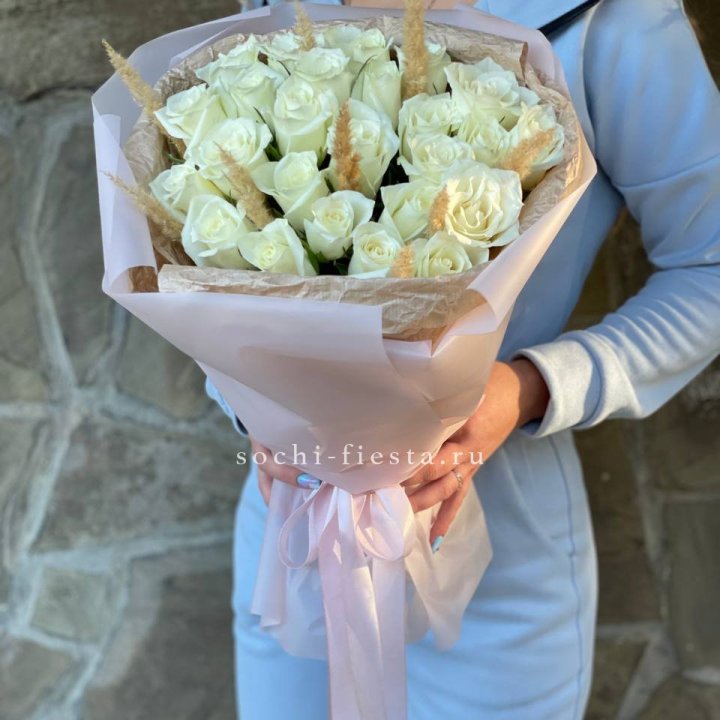 25 белых роз с сухоцветами в Саранске