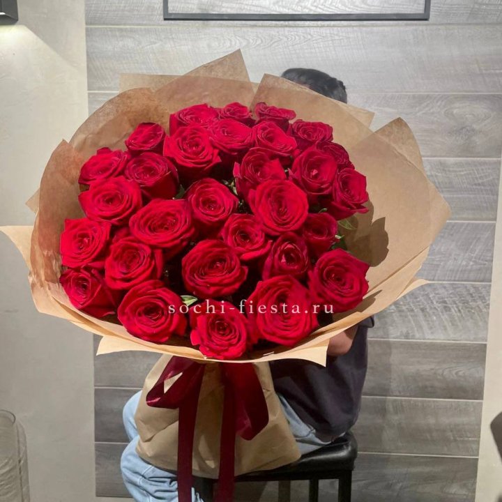 37 красных роз в крафте в Саранске