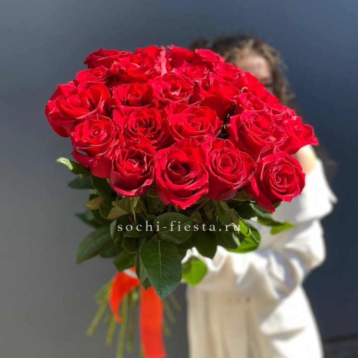 25 высоких красных роз в Саранске