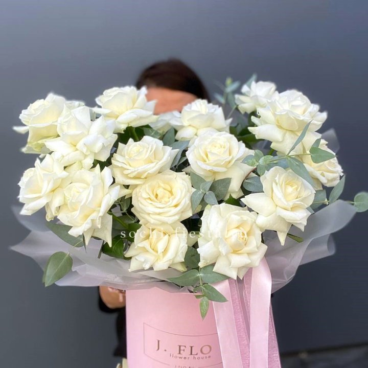 17 Французских белых роз в боксе в Саранске