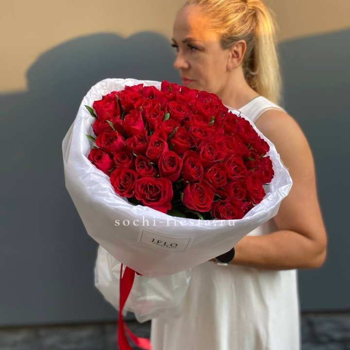 51 роза мадам ред в нежном оформлении в Саранске