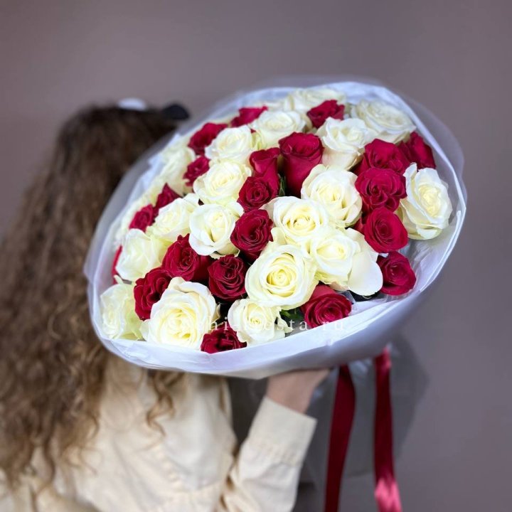 Букет из красных белых 45 роз в Саранске