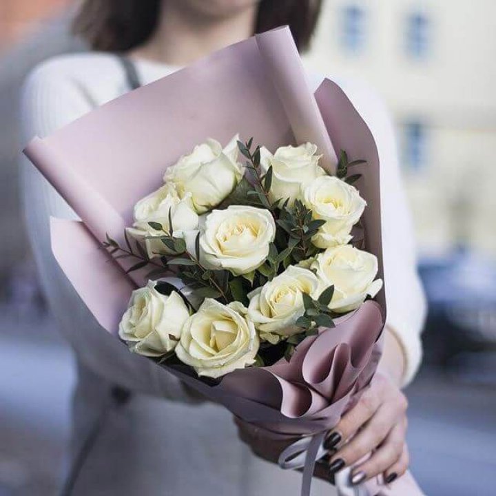 9 белых  роз "Минт" в Саранске