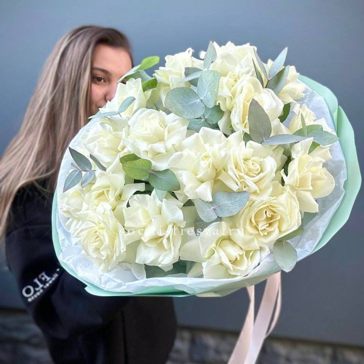 19 Белых французских роз "Ноте бьянке" в Саранске