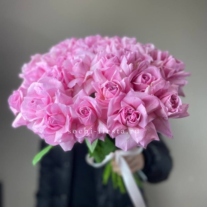 25 розовых французских роз в Саранске