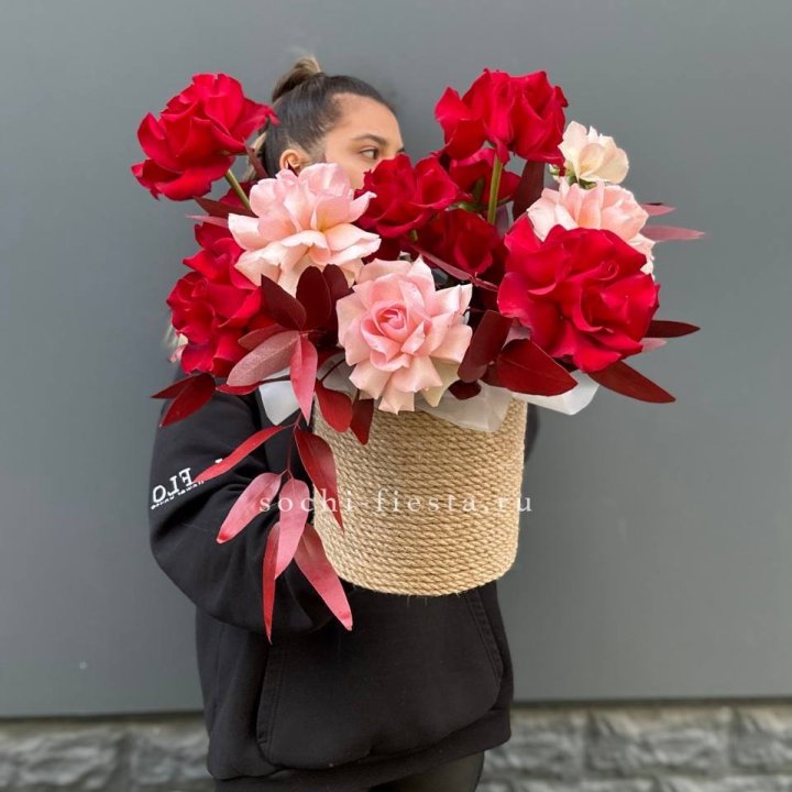 15 Французских роз в джутовом кашпо в Саранске