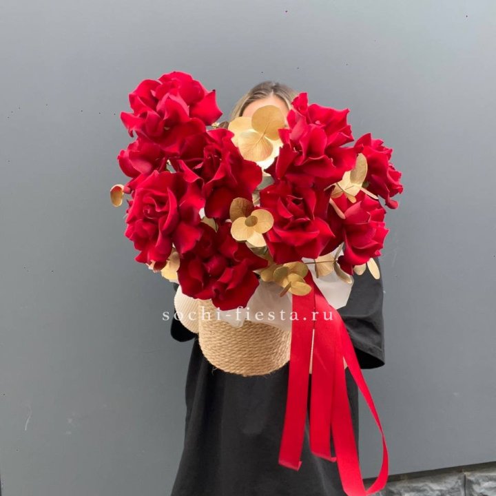 Красные французские розы в джутовом кашпо в Саранске