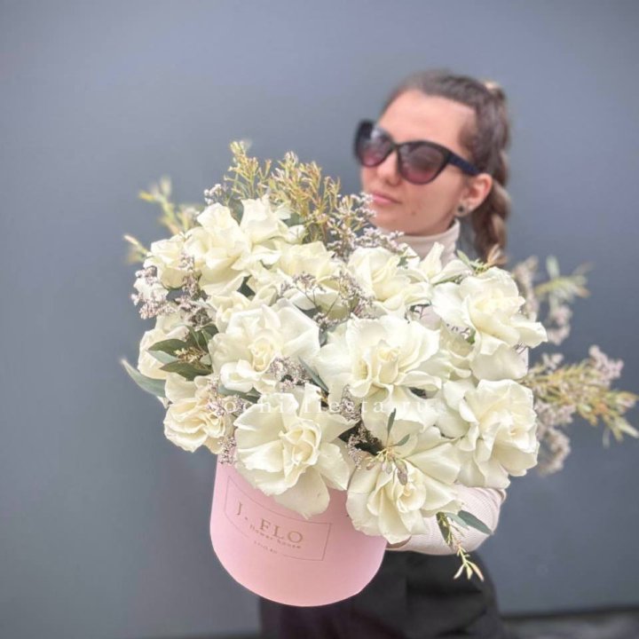 17 Французских белых роз в коробке Афина в Саранске