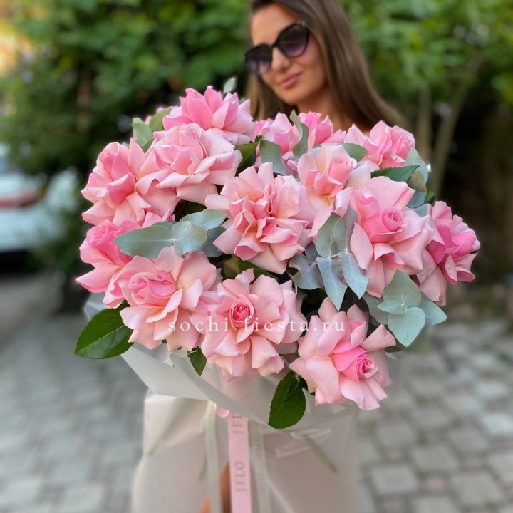 17 Розовых  французских роз в Саранске