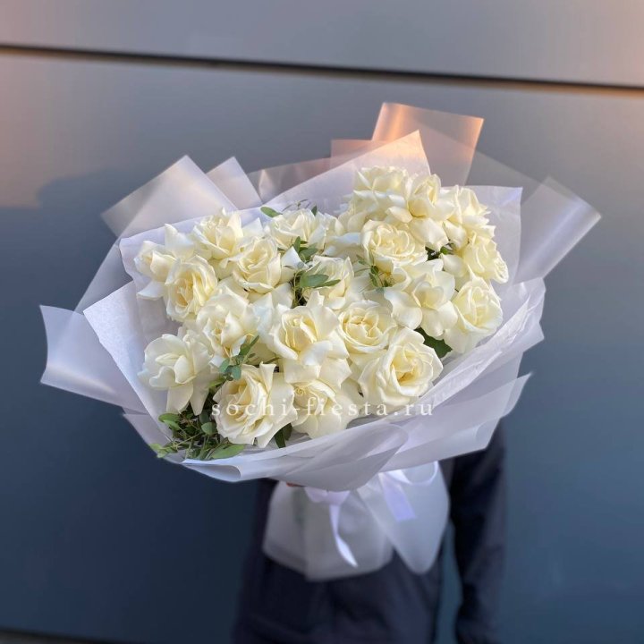 Пышный букет из белых роз в Саранске