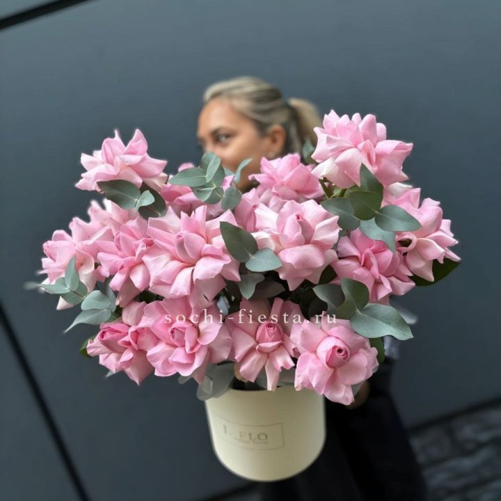 17 Розовых французских роз в боксе в Саранске