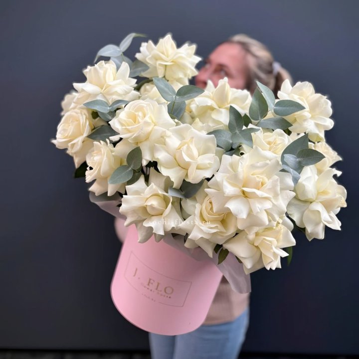 25 Французских белых роз в боксе в Саранске