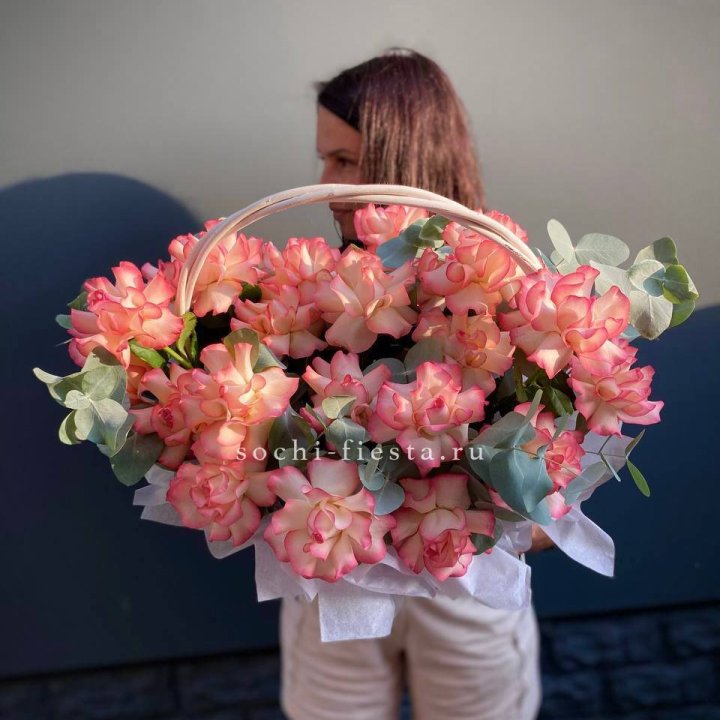 25 Французских роз Джумилия в корзине в Саранске