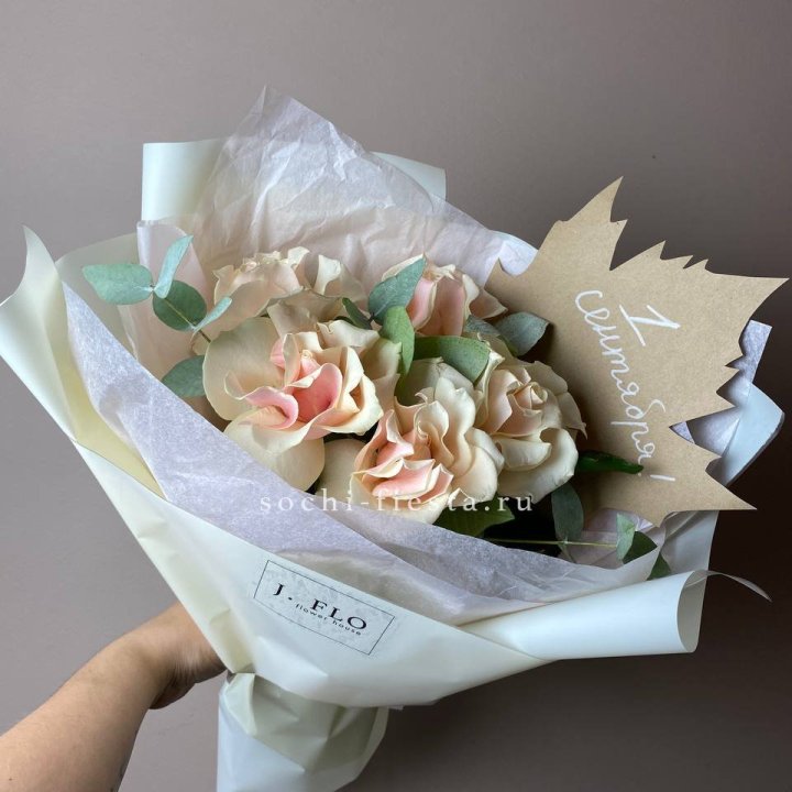 Букет кремовых роз к дню знаний в Саранске