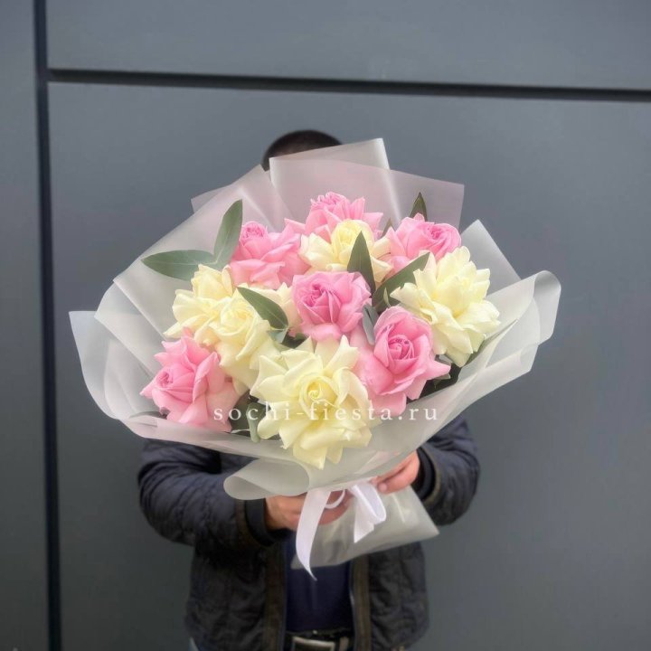 11 бело-розовых роз в Саранске