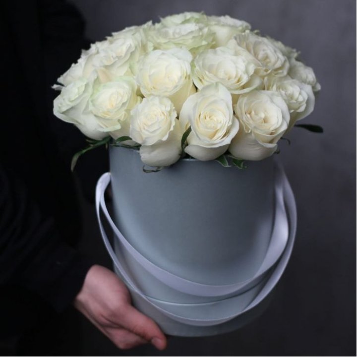 15 белых роз в цилиндре в Саранске