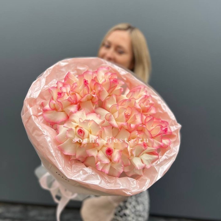 9 французских роз Джумилия в нежном оформлении в Саранске