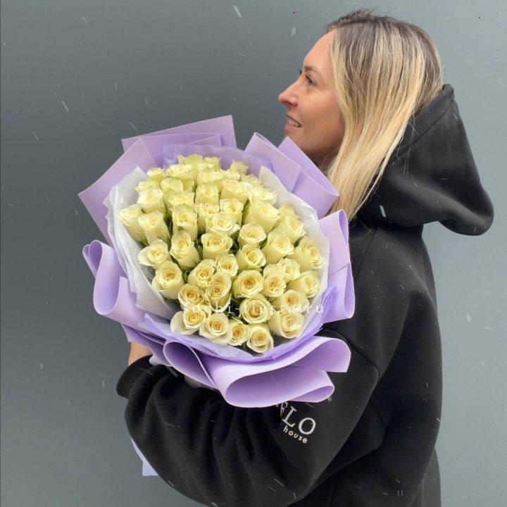 51 белая кенийская роза в оформлении в Саранске