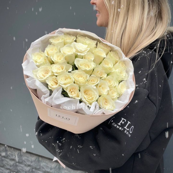 31 белая роза в оформлении в Саранске