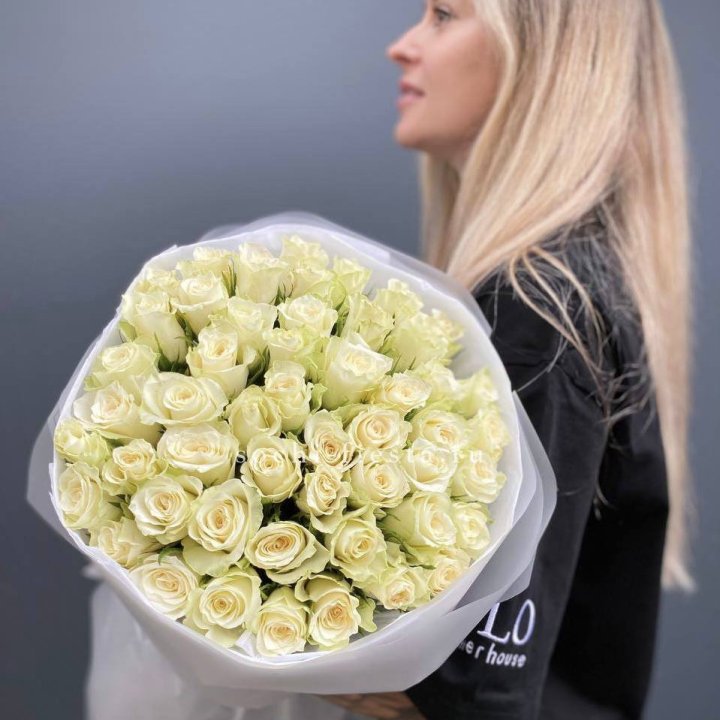 Воздушный букет из 51 белой кенийской розы в Саранске