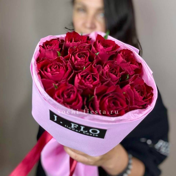 11 красных роз мадам ред в Саранске