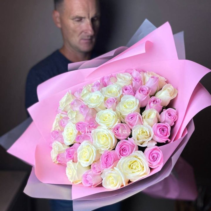 51 белых и розовых роз в Саранске