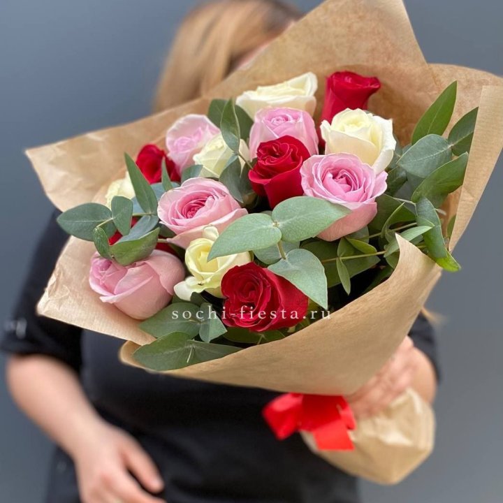 Букет из 15 роз с эвкалиптом в Саранске