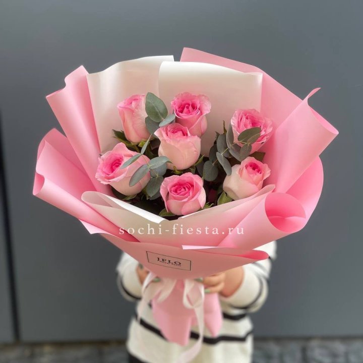 7 роз с эвкалиптом в Саранске