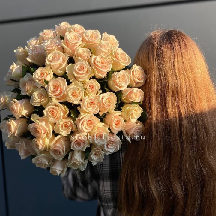 Охапка кремовых роз в Саранске