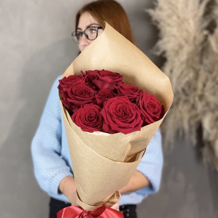 9 красных роз в крафте в Саранске