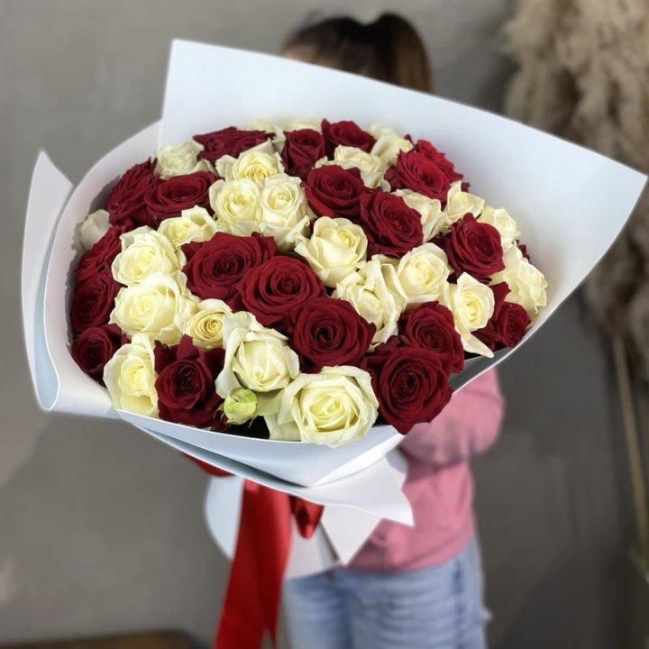 51 красная и белая роза в Саранске