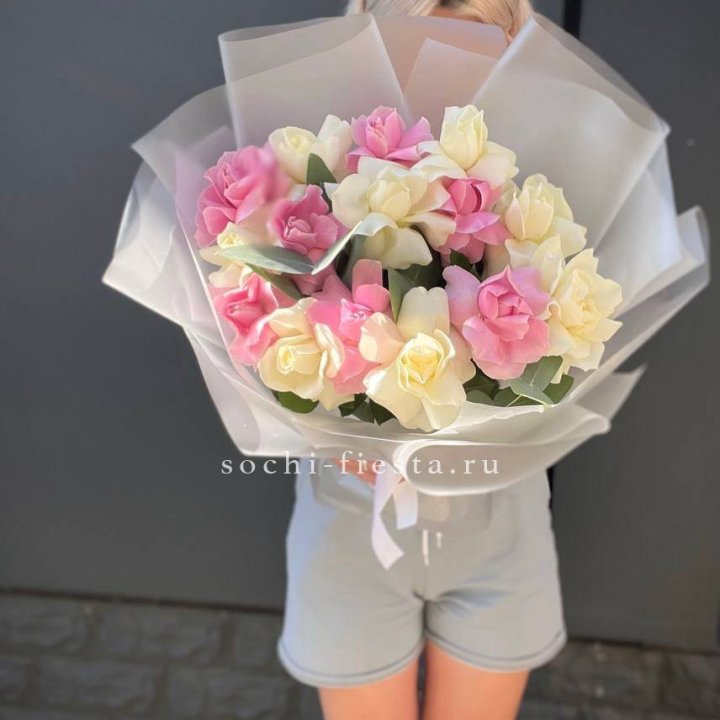 15 бело-розовых роз в Саранске