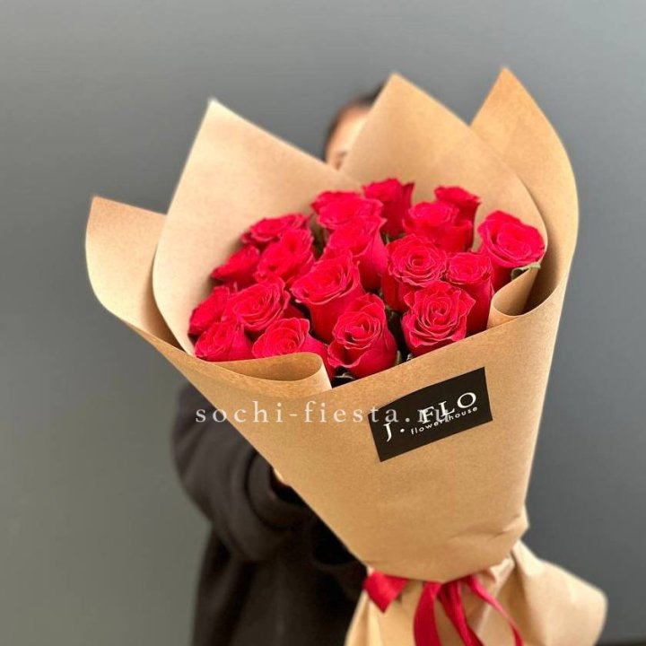 19 красных роз в крафте в Саранске