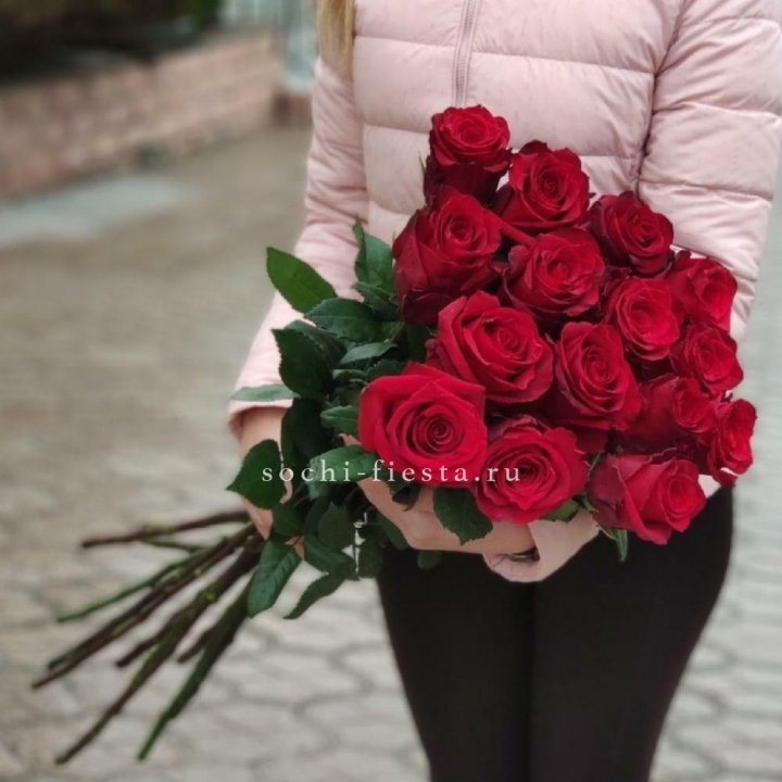 15 высоких красных роз в Саранске