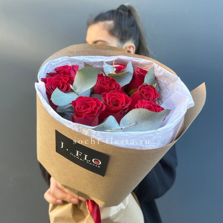 9 роз с эвкалиптом в Саранске