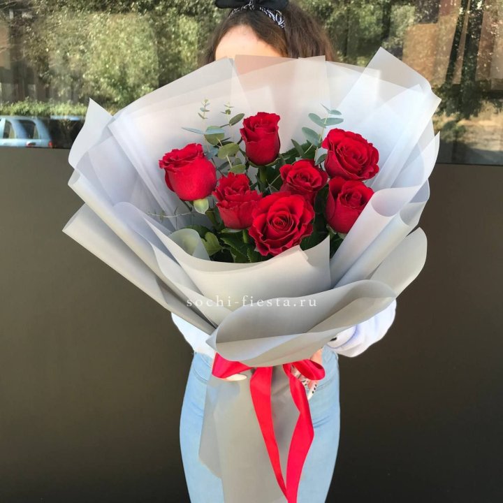 7 красных роз с эвкалиптом  в Саранске