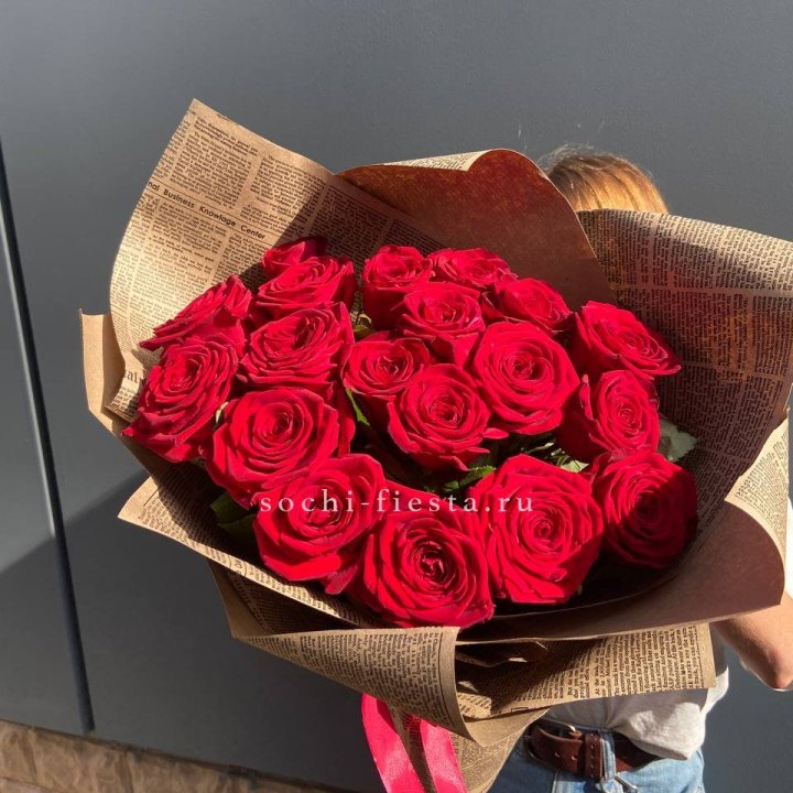 19 красных роз Леди Крафт в Саранске
