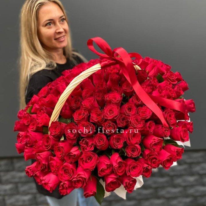 151 красная  роза в корзине в Саранске